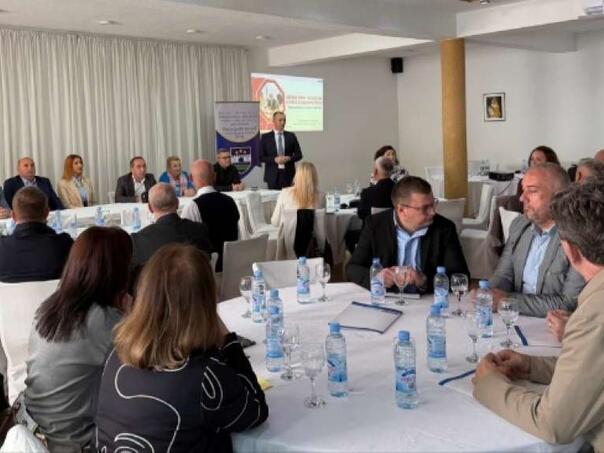 OSCE i institucije USK jačaju ulogu direktora u provedbi kurikularne reforme