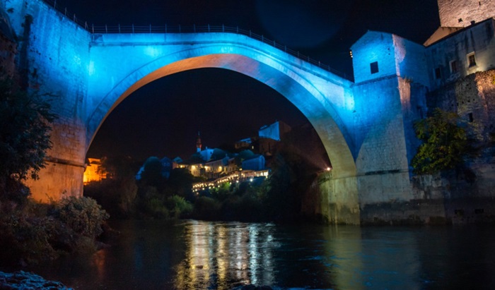 Osim Vijećnice, u plavoj boji i Stari most