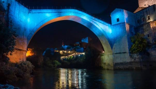 Osim Vijećnice, u plavoj boji i Stari most