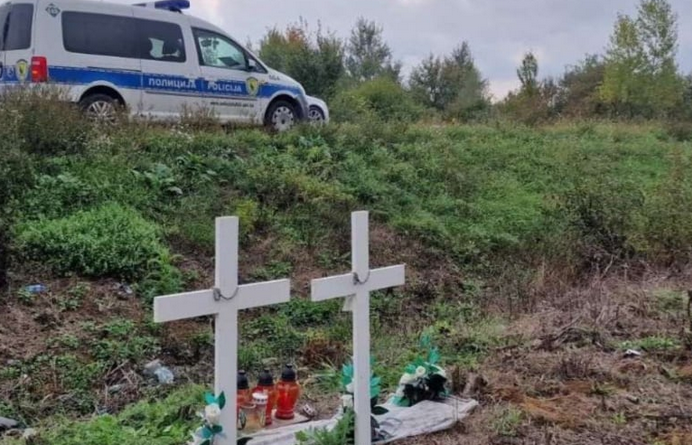 Oskrnavljen spomenik porodici Geljić kod Brčkog: Oštećeni križevi