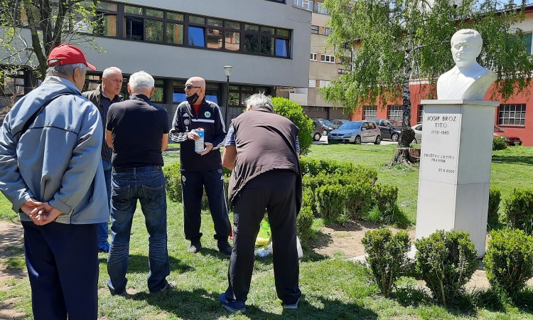 Oskrnavljena bista Josipa Broza Tita