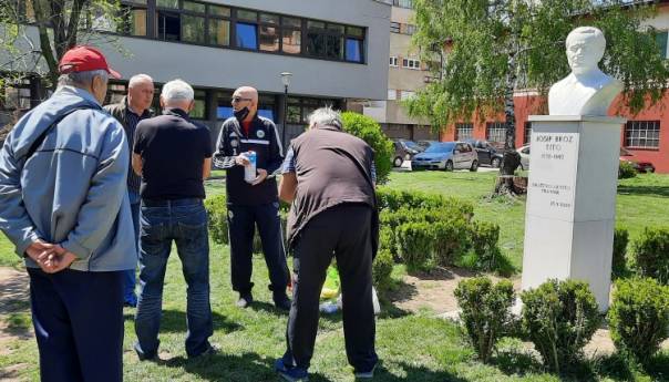 Oskrnavljena bista Josipa Broza Tita