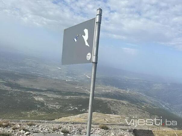 Oskrnavljena zastava BiH na vrhu planine Velež