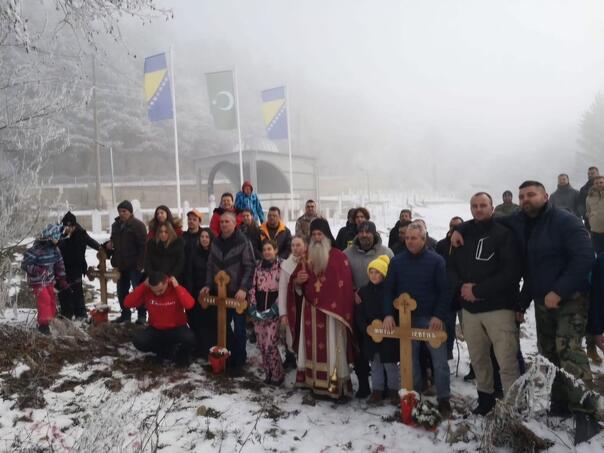 Oskrnavljeno mezarje kod Srebrenice, sve predvodio lokalni pop