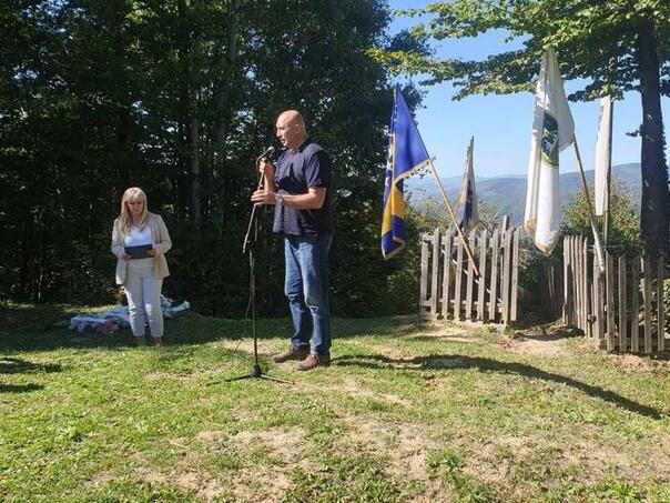 Osmanović položio cvijeće na mezare heroja Fadile Odžaković Žute i komandanta Muje Šejte
