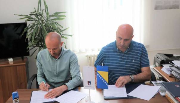 Osmanović potpisao sporazum o nabavci građevinskog materijala boračkoj populaciji KS