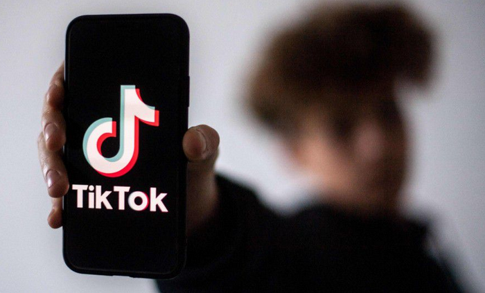 Osmero učenika osmog razreda u Tesliću se povrijedilo izvodeći Tik-Tok izazov