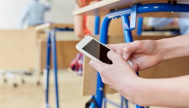 Osnovna škola u Novom Pazaru zabranila upotrebu mobilnih telefona