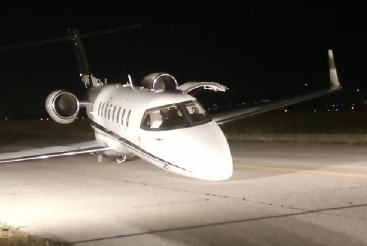 Oštećen avion Vlade CG neposredno nakon što su iz njega izašli funkcioneri