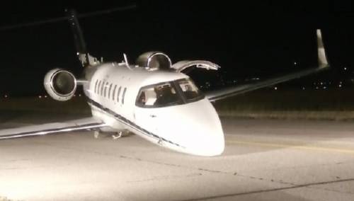 Oštećen avion Vlade CG neposredno nakon što su iz njega izašli funkcioneri