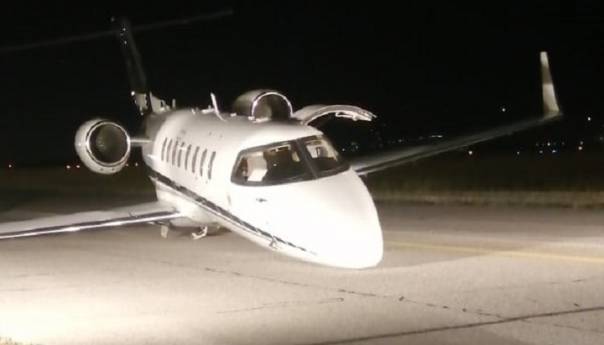 Oštećen avion Vlade CG neposredno nakon što su iz njega izašli funkcioneri