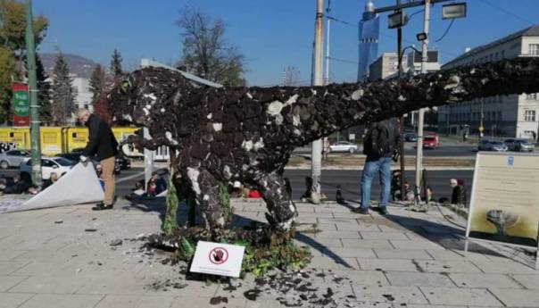 Oštećen dinosaurus od ćumura u Sarajevu