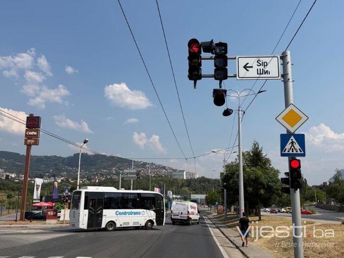 Oštećen semafor na Šipu: Signalne lampe vise iznad ceste