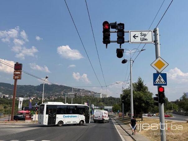 Oštećen semafor na Šipu: Signalne lampe vise iznad ceste