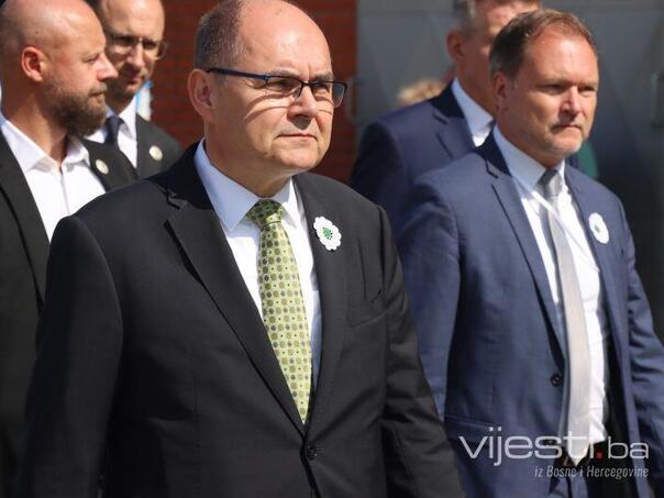 Oštećen službeni automobil Christiana Schmidta u Potočarima