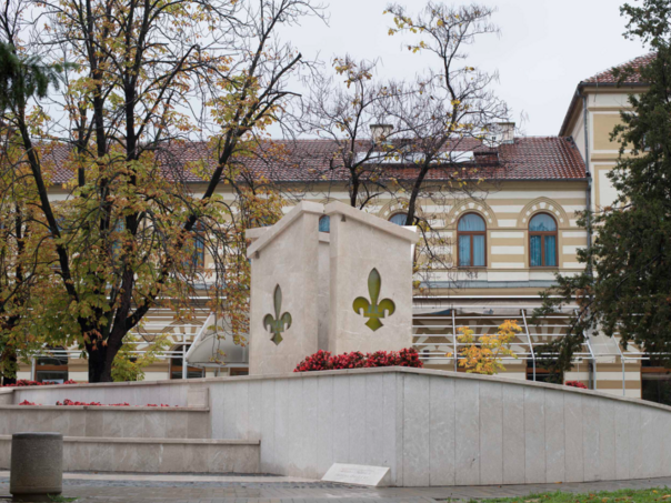 Oštećen spomenik Armiji RBiH u Brčkom; Policija: Posljedica dječije igre