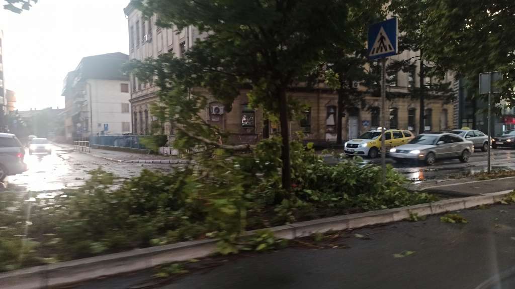 Oštećenja na kolovozu zbog padavina, oprez na polomljeno granje i odrone