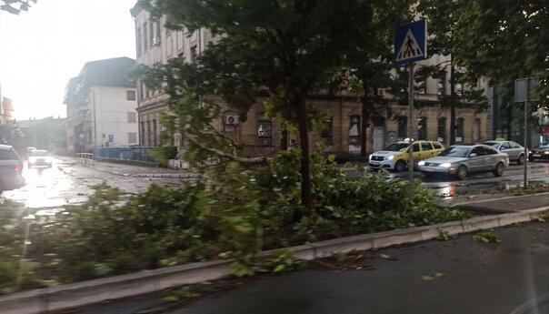 Oštećenja na kolovozu zbog padavina, oprez na polomljeno granje i odrone