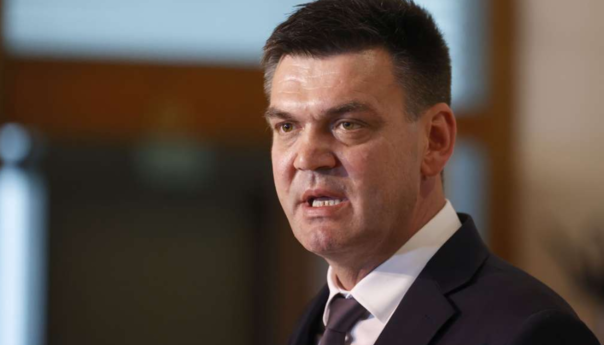 Oštra poruka Nešiću: Cvitanović brani 'za dom spremni'