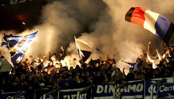 Osuđeni navijači zbog transparenta koji potiče na nasilje i mržnju