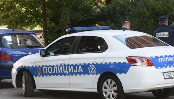 Osumnjičen da je ukrao mercedes u Banjaluci, izazvao dva sudara i pobjegao