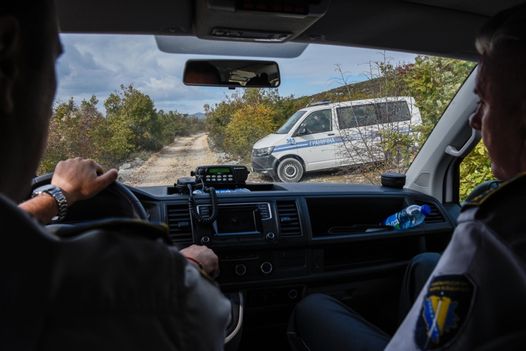 Osumnjičeni skrivali i krijumčarili ilegalne migrante