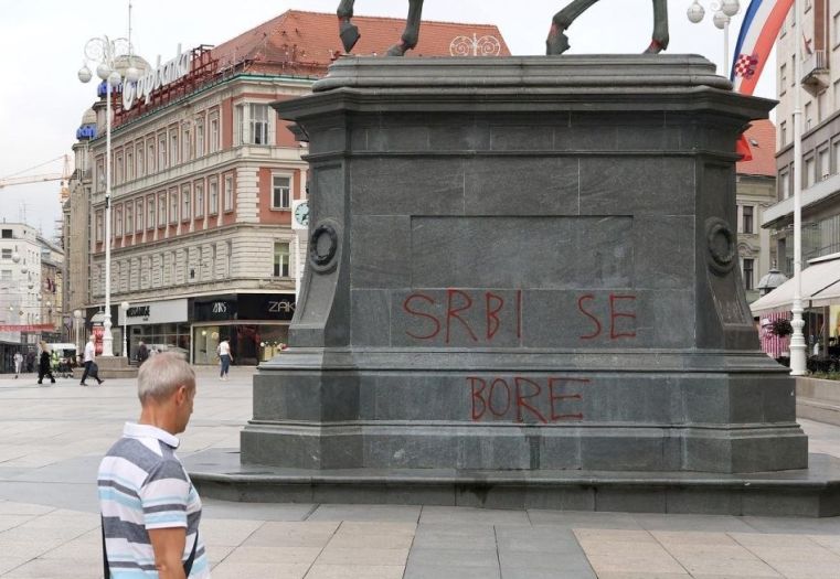 Osvanuo grafit na kipu bana Jelačića: "Srbi se bore, a mi?"