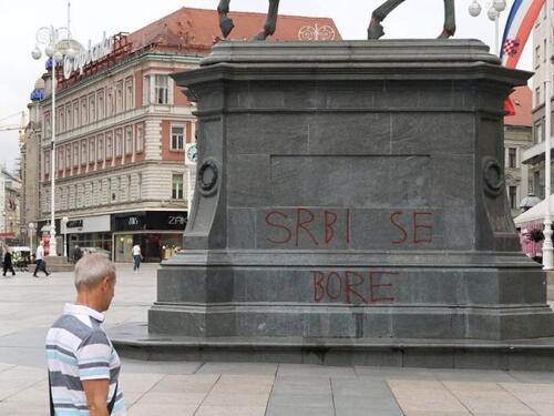 Osvanuo grafit na kipu bana Jelačića: "Srbi se bore, a mi?"
