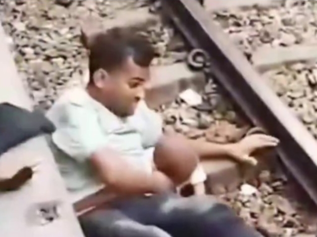 Otac spasio dijete na pruzi u Bangladešu u posljednjem trenutku