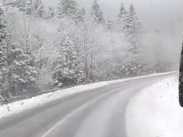 Otežan saobraćaj na pojedinim dionicama u višim predjelima zbog snijega