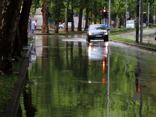 Otežan saobraćaj na većini putnih pravaca zbog povremeno jakih pljuskova