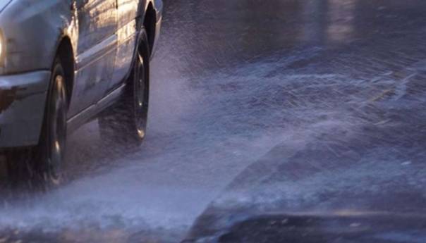 Otežan saobraćaj zbog jake kiše, oprez zbog odrona