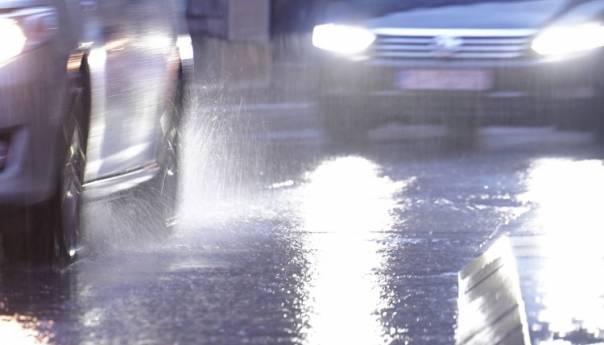 Otežan saobraćaj zbog jakih pljuskova, opasnost od odrona