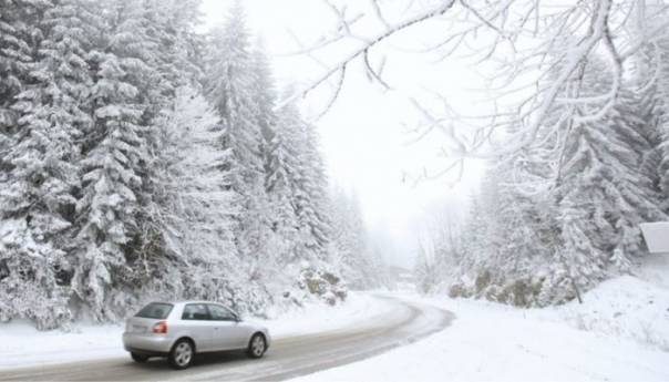 Otežano saobraćanje na dionicama u višim predjelima, prisutni snježni nanosi