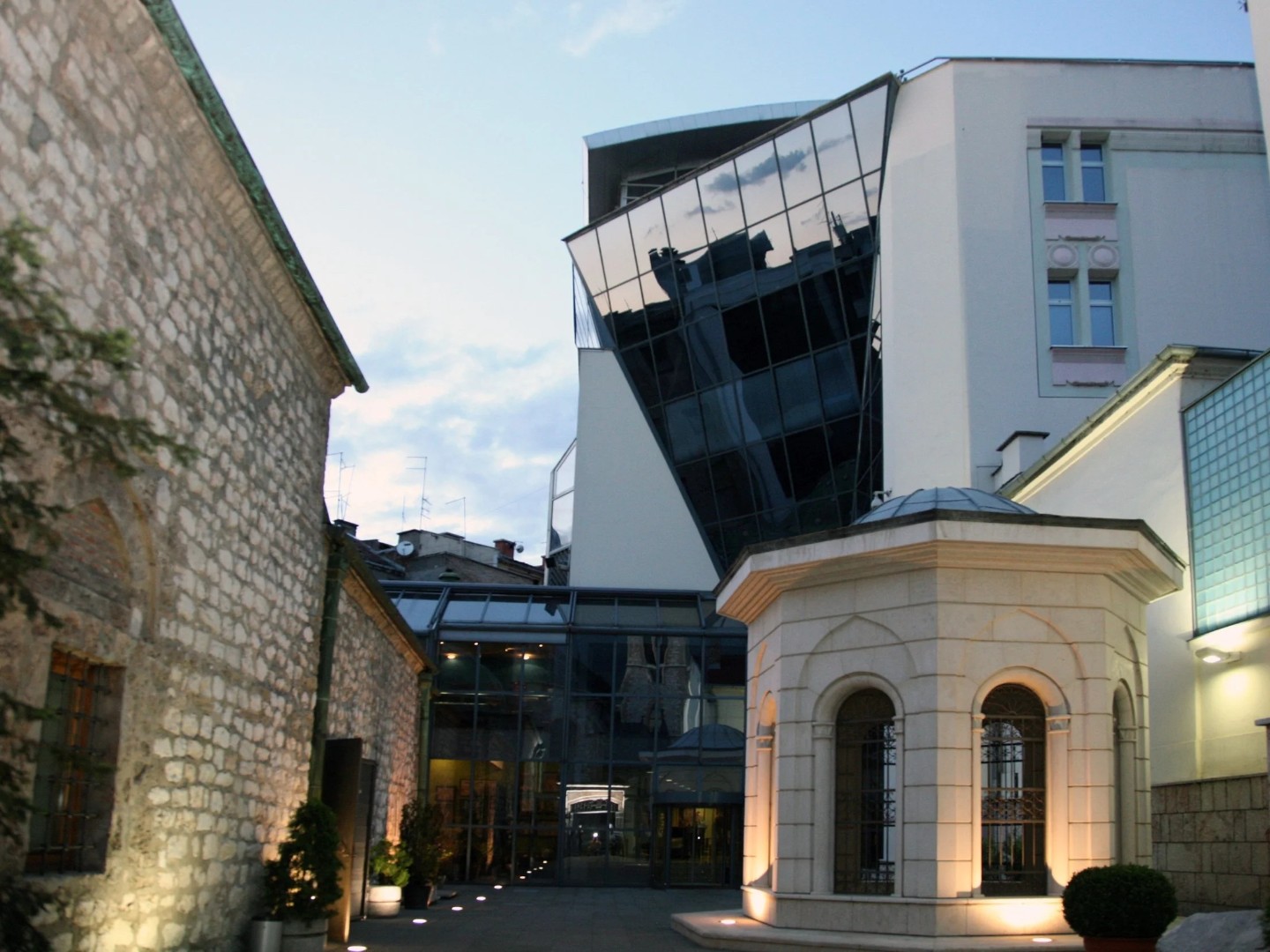 Otkazan koncert ruskih muzičara u Sarajevu: Bošnjački institut ukazao na sporne logotipe
