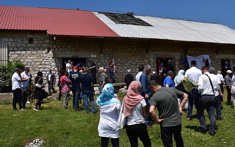Otkrijte lokacije grobnica i uklonite mural Ratka Mladića