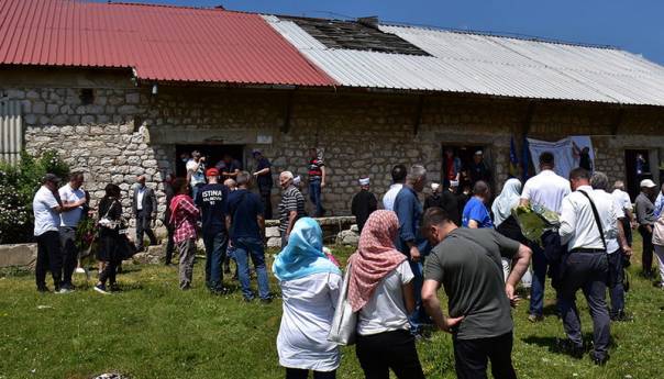 Otkrijte lokacije grobnica i uklonite mural Ratka Mladića