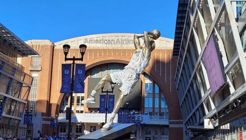 Otkriven kip u čast Dirka Nowitzkog