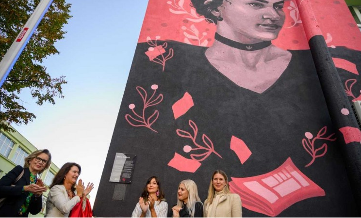 Otkriven mural Milene Mrazović, prve novinarke u BiH