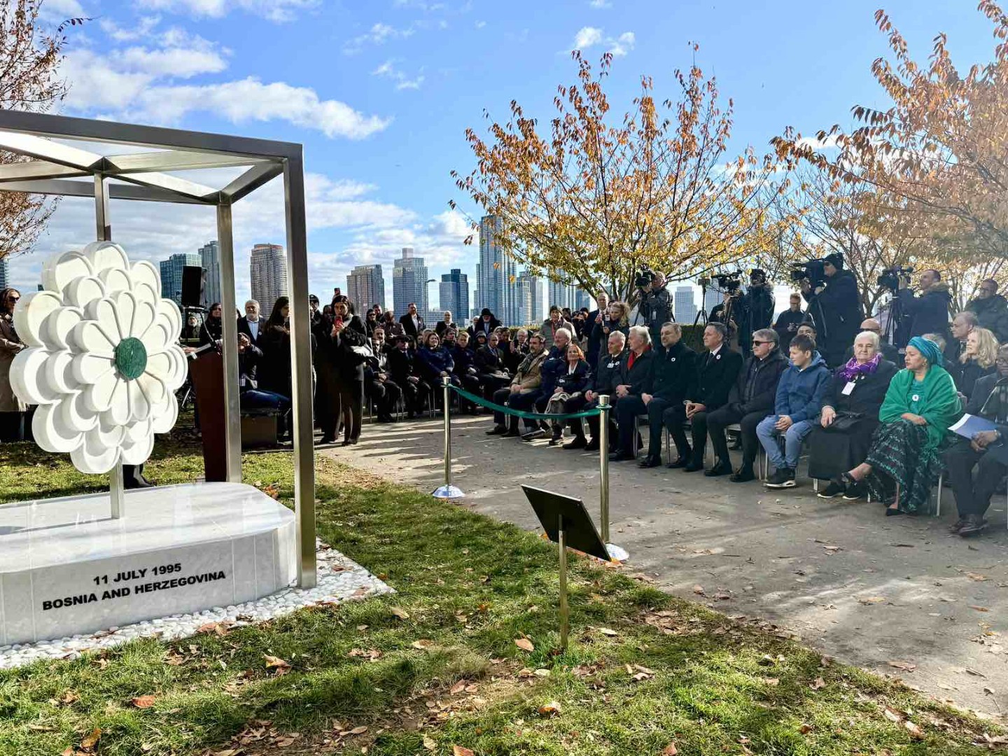 Otkriven spomenik "Cvijet Srebrenice" u New Yorku