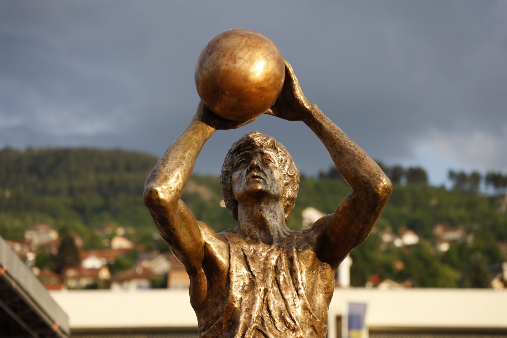 Otkriven spomenik Mirzi Delibašiću, najboljem bh. sportisti svih vremena