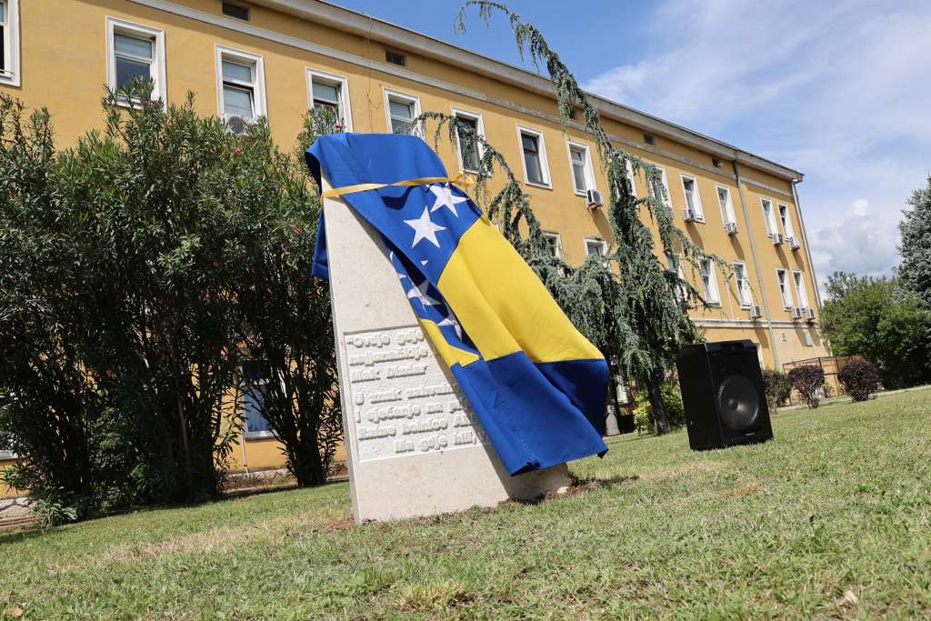 Otkriven spomenik u znak sjećanja na pripadnike Ratne bolnice ARBiH