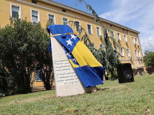 Otkriven spomenik u znak sjećanja na pripadnike Ratne bolnice ARBiH