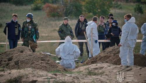Otkrivena nova masovna grobnica u Ukrajini, nađene stotine tijela