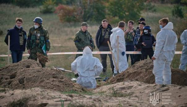 Otkrivena nova masovna grobnica u Ukrajini, nađene stotine tijela