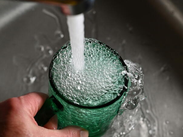 Otkrivene opasne supstance u vodi za piće širom Britanije i Kine, izazivaju rak bubrega i testista