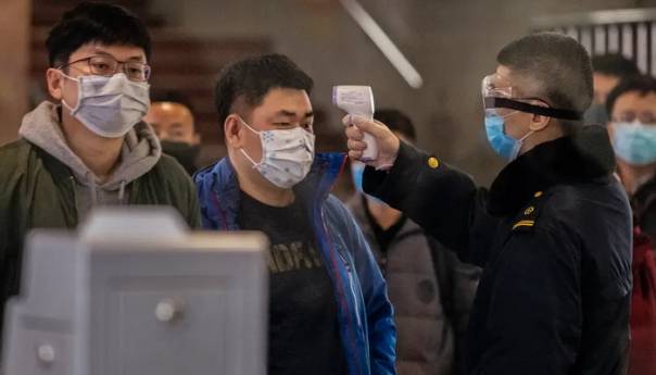 Otkriveno kako se koronavirus prenosi sa osobe na osobu