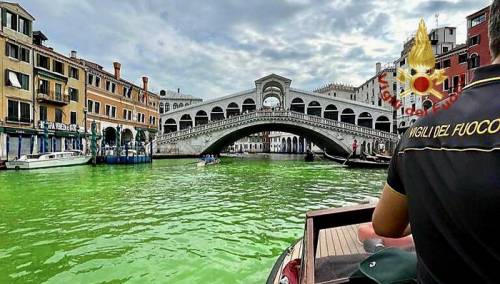 Otkriveno zbog čega je pozelenila voda u glavnom kanalu u Veneciji