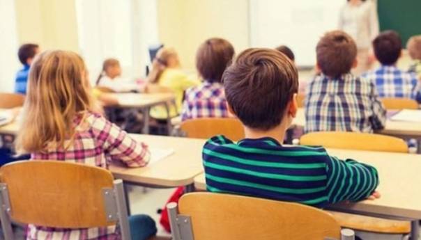 Otvaraju se škole u Evropi: Nose se maske, razredi su manji, a školski sat je kraći