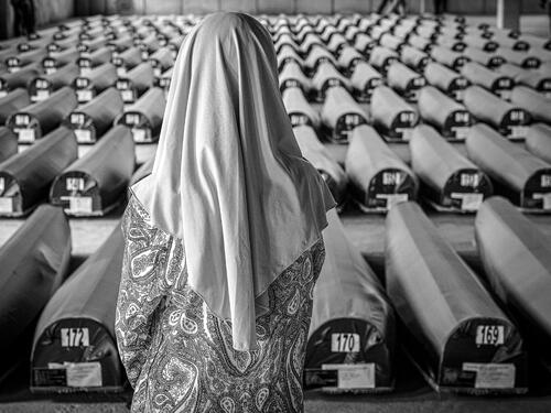 Večeras otvaranje izložbe Velije Hasanbegovića "Potočarske sjene"